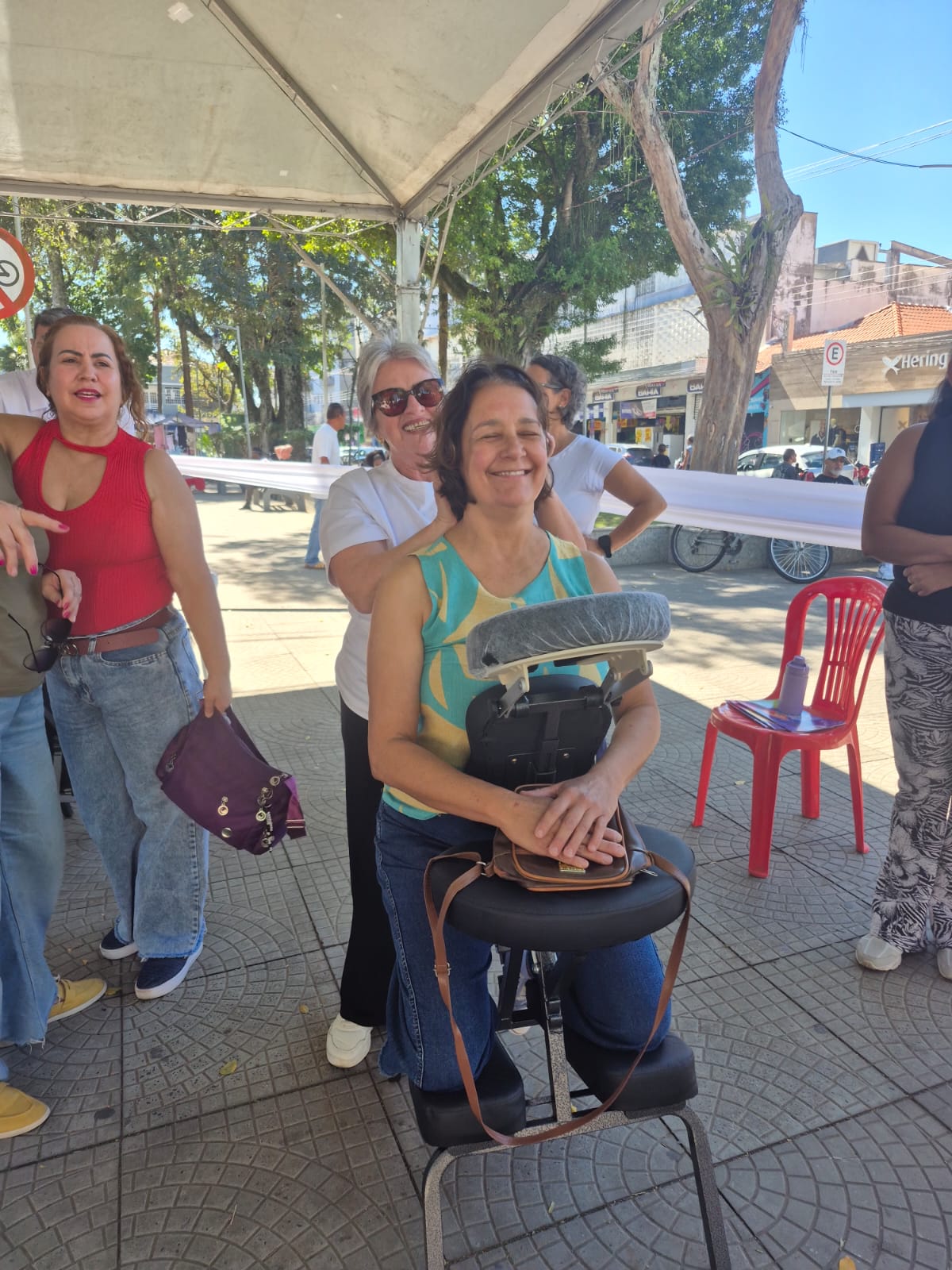 Cliente sorrindo durante o atendimento