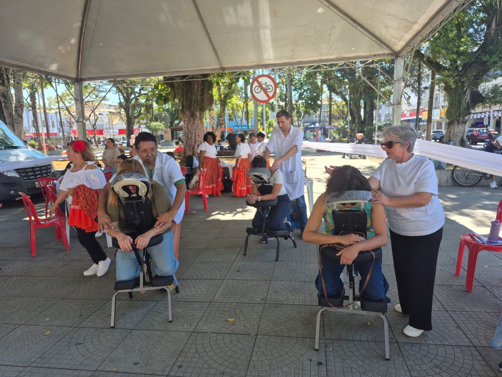 Atendimento em ação comunitária na praça